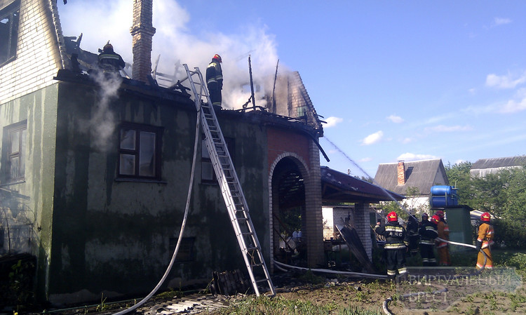 В д. Бульково, на территории с. т. "Ивушка" произошел пожар в дачном доме