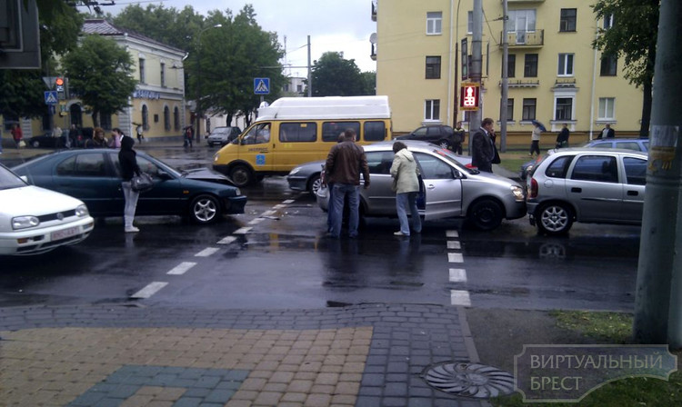 4 автомобиля столкнулись на проспекте Машерова у Интуриста