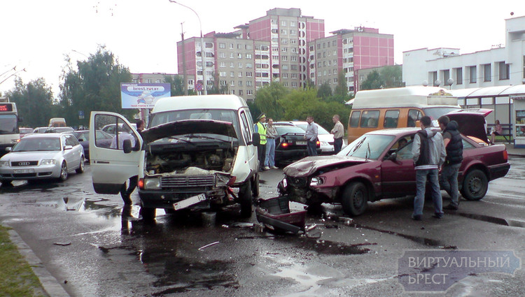 Авария на Партизанском проспекте: разбиты три автомобиля