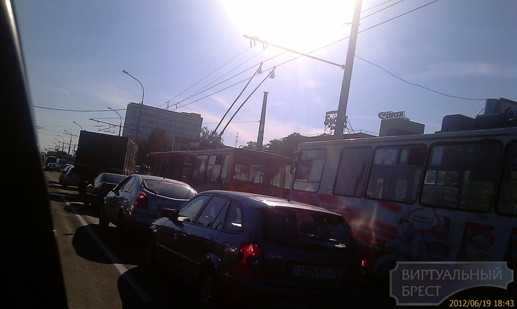 На ул. Московской остановилось движение троллейбусов