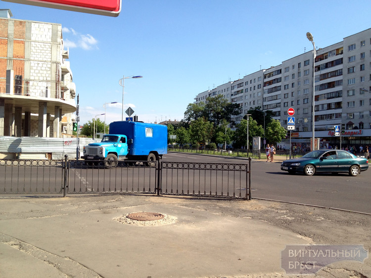 На бульваре Космонавтов переносят автобусную остановку и закрыли пешеходный переход