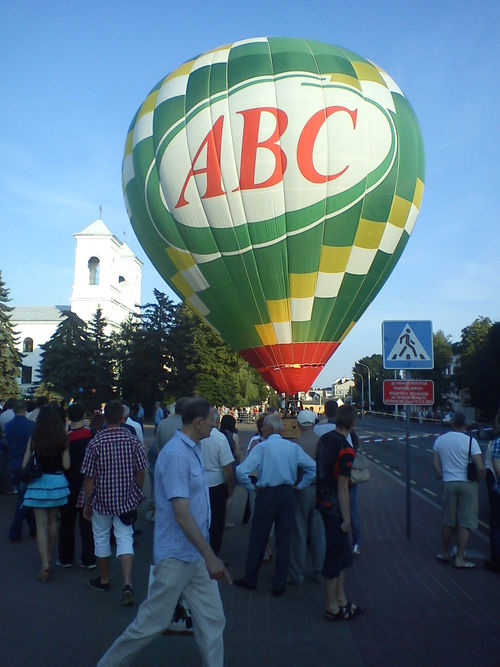На площади им. Ленина запускали воздушный шар