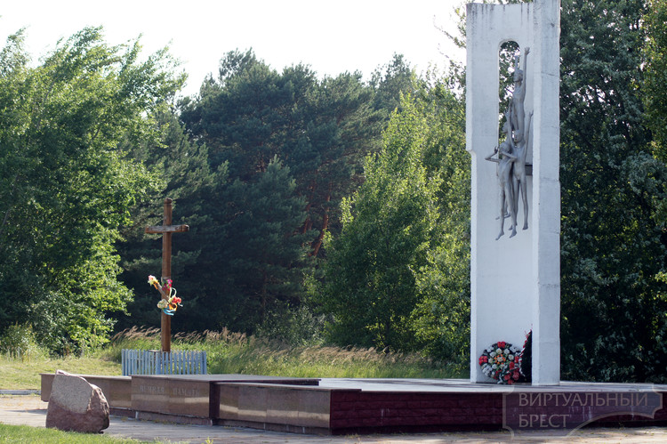 В д. Леплёвка с памятника "Протест" вандалы похитили мраморные плиты