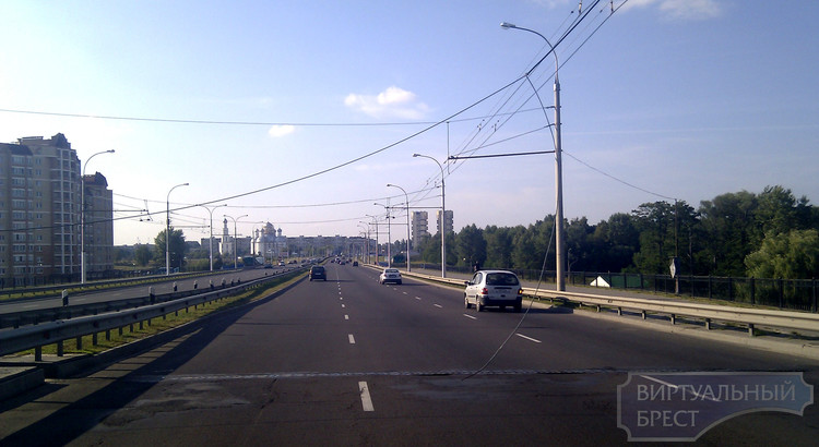 Упавший троллейбусный провод спровоцировал ДТП на мосту на пр. Республики