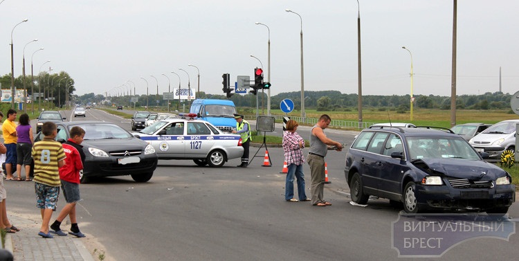 Еще одна авария на перекрёстке Варшавское шоссе - Махновича