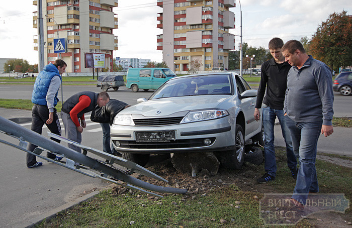 Автомобиль снес знак на ул. Московской