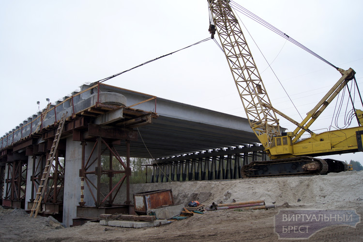 Строители установили элементы первого пролёта нового моста на западном обходе