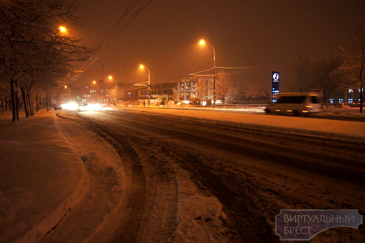 В Брест пришла зима, на дорогах сложная ситуация