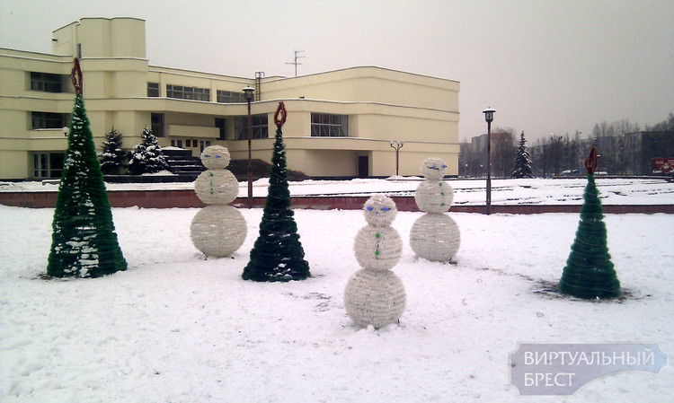 На улицах Бреста появились светящиеся семейства снеговиков