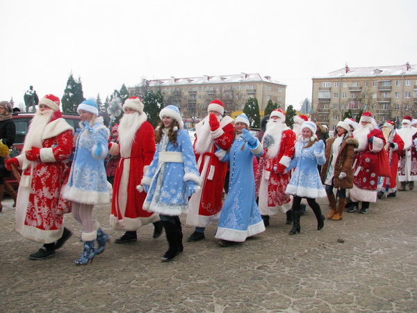 Деды Морозы прошлись парадом по Пинску