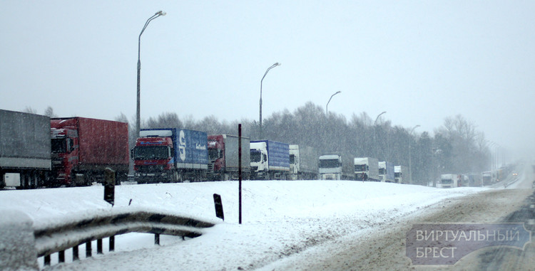 Очереди грузовиков образовались на въезд в Беларусь на польском участке границы из-за сложной погоды