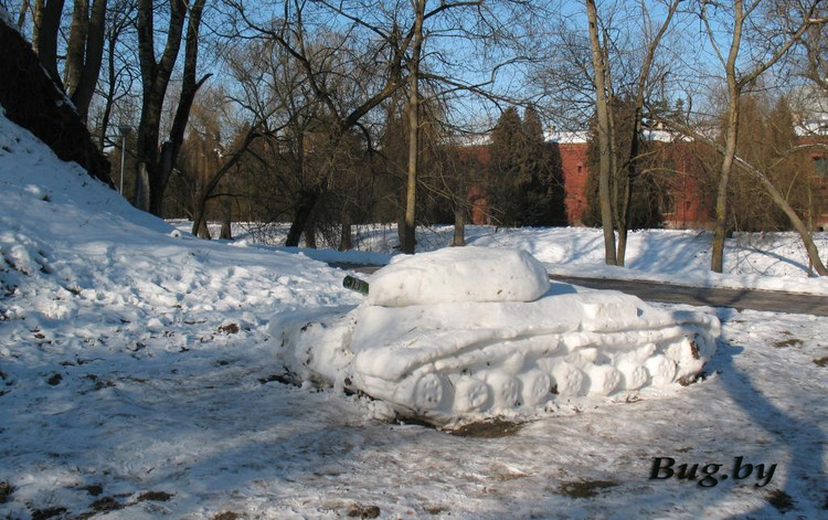 Настоящий танк слепили из снега в Брестской крепости