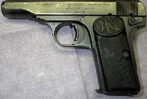 Житель Брестского района сдал в милицию коллекционный пистолет Браунинг 1910 года выпуска
