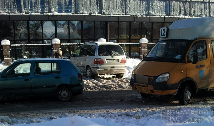Маршрутка на ул. Советской ударилась в VW Golf и блокировала движение
