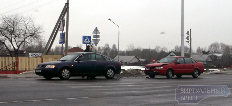 На переезде на ул. Суворова произошла еще одна авария