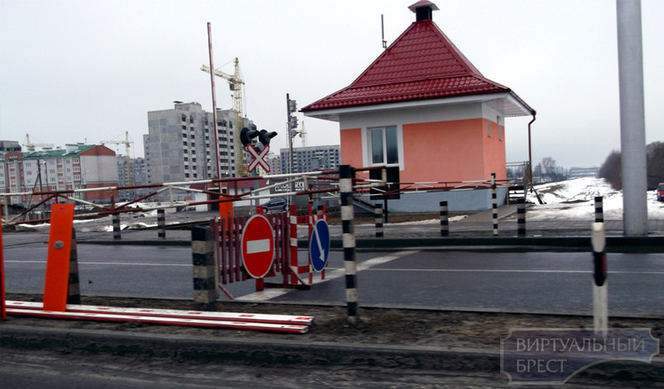 ЖД переезд на ул. Суворова ремонтируют, одна полоса закрыта