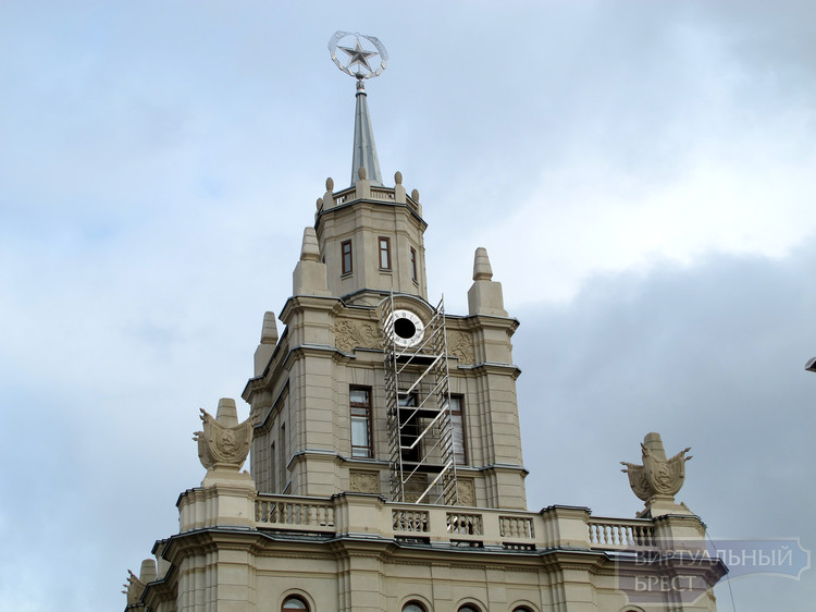 Брестчанин предлагает заменить звезду на шпиле Брестского вокзала на герб города