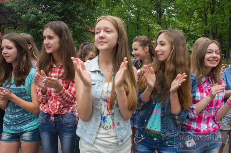 Более 160 лагерей труда и отдыха создадут для школьников Брестской области летом
