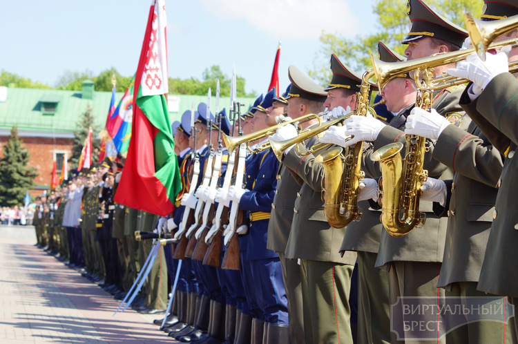 Почтить память героев в Брестскую крепость пришли десятки тысяч человек