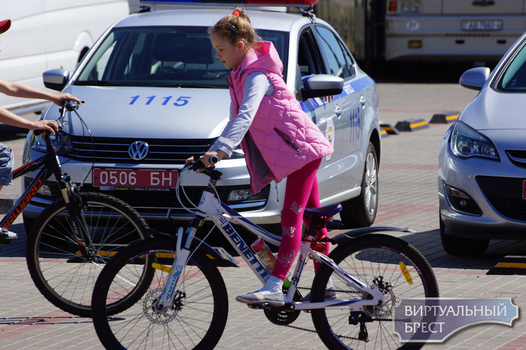 ГАИ предлагает разрешить велосипедистам не спешиваться на регулируемых переходах
