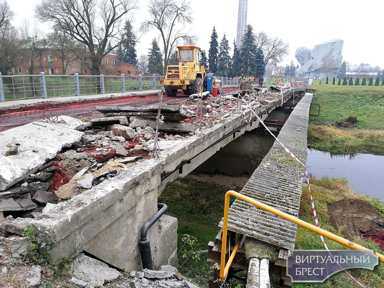 Рабочие нашли противотанковую мину при ремонте моста в Брестской крепости