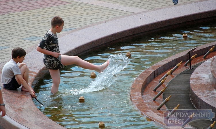 Дети открыли купальный сезон в главном городском фонтане