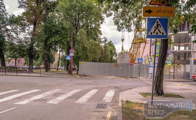 По ул. Гоголя в городе Бресте ездит башенный кран