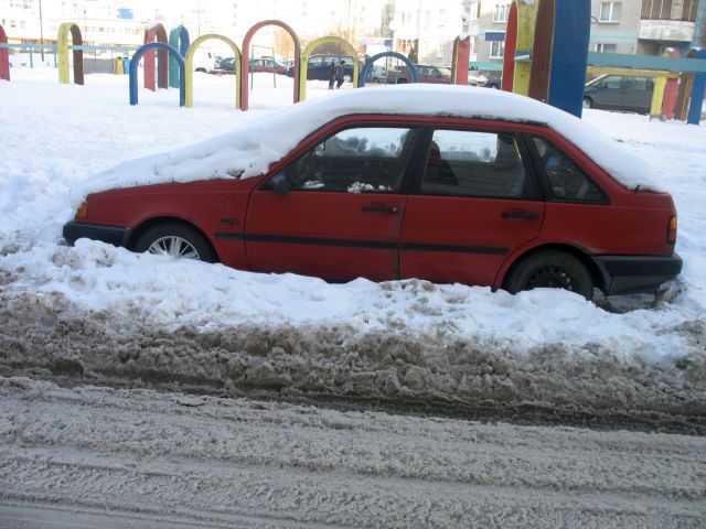 До сих пор многие дворы в Бресте не расчищены от снега (фото)