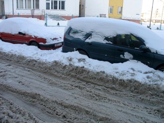 До сих пор многие дворы в Бресте не расчищены от снега (фото)