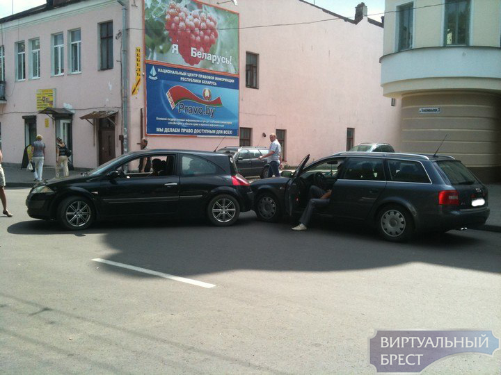 На ул. Комсомольской было ограничено движение троллейбусов из-за мелкого ДТП -фото