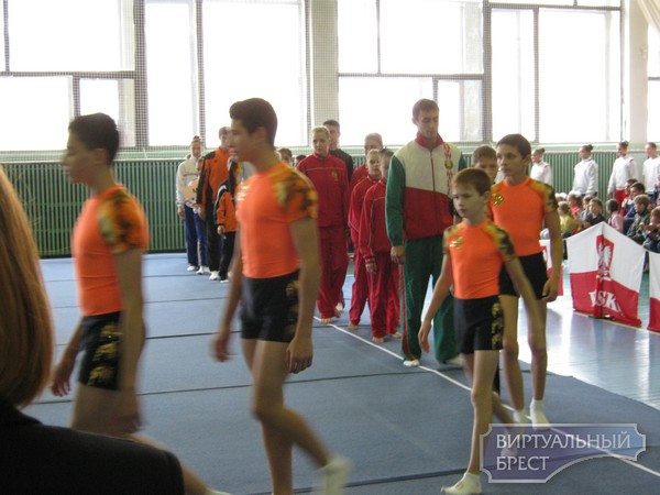 В Бресте открылся международный турнир по спортивной акробатике
