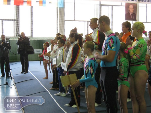 В Бресте открылся международный турнир по спортивной акробатике